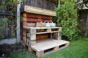 How To Make a Mud Kitchen - the finished kitchen